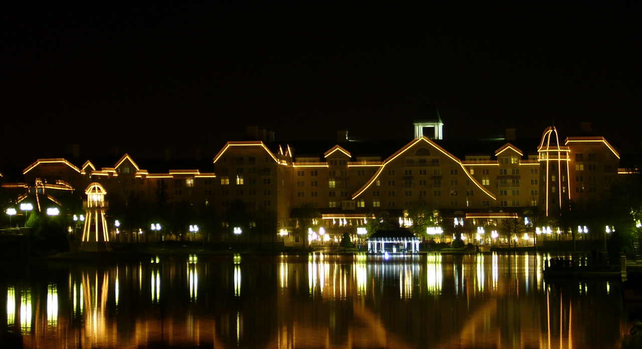 Hotel Newport Bay Club bei Nacht